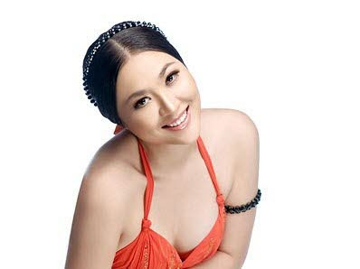 Ngoài ra, Mai Thanh Hải còn sử dụng bằng Đại học Ngoại thương giả để nộp vào hồ sơ cán bộ của mình. Hành vi này của Hải đã phạm tội “Làm giả tài liệu của cơ quan, tổ chức” quy định tại khoản 1 điều 267 BLHS. Tổng hợp hình phạt, Hải phải nhận là 5 năm tù giam tại phiên xử sơ thẩm. Ngoài ra, Mai Thanh Hải còn sử dụng bằng Đại học Ngoại thương giả để nộp vào hồ sơ cán bộ của mình. Hành vi này của Hải đã phạm tội “Làm giả tài liệu của cơ quan, tổ chức” quy định tại khoản 1 điều 267 BLHS. Tổng hợp hình phạt, Hải phải nhận là 5 năm tù giam tại phiên xử sơ thẩm.