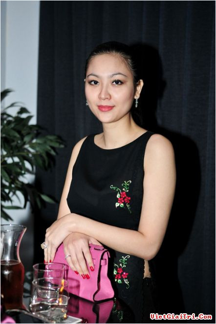 Nhưng khi hoa hậu Phan Thu Ngân tái xuất sau đó, nhiếp ảnh gia Phạm Hoài Nam tiết lộ, Phan Thu Ngân một mình chăm sóc hai con và chờ chồng "mãn hạn tù" để sum họp và làm lại cuộc đời. Bất chấp thời gian, bất chấp sự thăng trầm của cuộc sống không nhiều ưu đãi, vẻ đẹp Phan Thu Ngân vẫn mặn mà, quyến rũ dù đã là mẹ của 2 cậu con trai kháu khỉnh. Nhưng khi hoa hậu Phan Thu Ngân tái xuất sau đó, nhiếp ảnh gia Phạm Hoài Nam tiết lộ, Phan Thu Ngân một mình chăm sóc hai con và chờ chồng "mãn hạn tù" để sum họp và làm lại cuộc đời. Bất chấp thời gian, bất chấp sự thăng trầm của cuộc sống không nhiều ưu đãi, vẻ đẹp Phan Thu Ngân vẫn mặn mà, quyến rũ dù đã là mẹ của 2 cậu con trai kháu khỉnh.