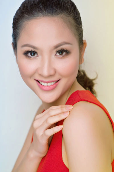 Khi chồng bị bắt, hoa hậu Phan Thu Ngân đang mang thai đứa con thứ hai. Từ Hà Nội, cô lại bồng bế con vào Sài gòn với ý định "chờ chồng". Chuyện tình của hoa hậu Phan Thu Ngân - Mai Thanh Hải không chỉ tốn giấy mực của báo chí mà còn "tạo cảm hứng" cho đạo diễn Vũ Hồng Sơn thực hiện bộ phim: "Chạy án" từ kịch bản của nhà văn Nguyễn Như Phong, bộ phim khá thành công từ những "ồn ào" của các nhân vật ngoài đời thực. Khi chồng bị bắt, hoa hậu Phan Thu Ngân đang mang thai đứa con thứ hai. Từ Hà Nội, cô lại bồng bế con vào Sài gòn với ý định "chờ chồng". Chuyện tình của hoa hậu Phan Thu Ngân - Mai Thanh Hải không chỉ tốn giấy mực của báo chí mà còn "tạo cảm hứng" cho đạo diễn Vũ Hồng Sơn thực hiện bộ phim: "Chạy án" từ kịch bản của nhà văn Nguyễn Như Phong, bộ phim khá thành công từ những "ồn ào" của các nhân vật ngoài đời thực.