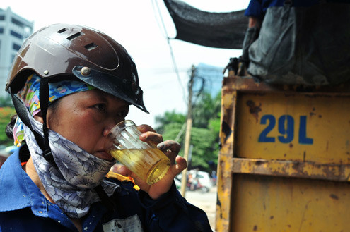Khi được hỏi, hầu hết họ đều hài lòng với mức thu nhập hiện tại. Tuy nhiên, để cải thiện đời sống, nhiều người vẫn phải chạy xe ôm kiếm thêm ngoài giờ. Khi được hỏi, hầu hết họ đều hài lòng với mức thu nhập hiện tại. Tuy nhiên, để cải thiện đời sống, nhiều người vẫn phải chạy xe ôm kiếm thêm ngoài giờ.