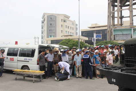 Rất đông người dân hiếu kì đã đến xem vụ tai nạn thương tâm này Rất đông người dân hiếu kì đã đến xem vụ tai nạn thương tâm này