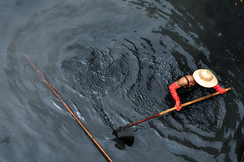 Với những công nhân khác, nơi làm việc là công xưởng, tổ máy thì với công nhân thoát nước, nơi làm việc của họ là những con mương, cống rãnh đen ngòm nước thải, bùn đọng nhiều mùi khó ngửi. Với những công nhân khác, nơi làm việc là công xưởng, tổ máy thì với công nhân thoát nước, nơi làm việc của họ là những con mương, cống rãnh đen ngòm nước thải, bùn đọng nhiều mùi khó ngửi.