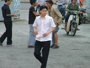 Thực tế, Hải không được giao trách nhiệm đề xuất xét cấp hạn ngạch, và cũng không làm gì giúp công ty Qualimex trong việc xin cấp hạn ngạch mà cứ ung dung chiếm đoạt số tiền trên. Thực tế, Hải không được giao trách nhiệm đề xuất xét cấp hạn ngạch, và cũng không làm gì giúp công ty Qualimex trong việc xin cấp hạn ngạch mà cứ ung dung chiếm đoạt số tiền trên.