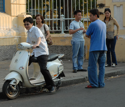 Một ngày thức dậy, sự thật phũ phàng đến với cô khi bố chồng, chồng bị bắt vào tù vì tội tham nhũng và làm giả giấy tờ tài liệu. Đến lúc này bộ mặt thật của chồng hoa hậu mới được báo chí phanh phui: "Mai Thanh Hải là đại gia ăn chơi khét tiếng, nghiện "hàng trắng". Một ngày thức dậy, sự thật phũ phàng đến với cô khi bố chồng, chồng bị bắt vào tù vì tội tham nhũng và làm giả giấy tờ tài liệu. Đến lúc này bộ mặt thật của chồng hoa hậu mới được báo chí phanh phui: "Mai Thanh Hải là đại gia ăn chơi khét tiếng, nghiện "hàng trắng".