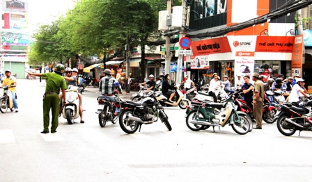 Mọi người bắt đầu thuyết phục và kêu S. nên bình tĩnh trèo xuống nhưng người này không nghe, lực lượng chức năng luôn “mềm mỏng” vì sợ khi dùng biện pháp sẽ làm cho nạn nhân hoảng loạn nhảy xuống dưới. Mọi người bắt đầu thuyết phục và kêu S. nên bình tĩnh trèo xuống nhưng người này không nghe, lực lượng chức năng luôn “mềm mỏng” vì sợ khi dùng biện pháp sẽ làm cho nạn nhân hoảng loạn nhảy xuống dưới.