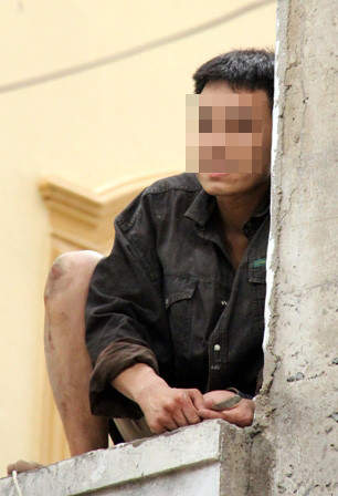 Hơn 2 giờ trôi qua, mọi biện pháp “giải cứu” thanh niên có ý định tự tử này vẫn chưa đạt được. Trong thời gian này, S. được đưa nước uống và thuốc hút. Dù đã chịu đưa dao cho công an nhưng vẫn không chịu xuống dưới. Không ít lần vị việt kiều Pháp này nhún người định nhảy xuống, hay dùng dao dọa cắt ngón tay khiến những người chứng kiến giật thót mình. Hơn 2 giờ trôi qua, mọi biện pháp “giải cứu” thanh niên có ý định tự tử này vẫn chưa đạt được. Trong thời gian này, S. được đưa nước uống và thuốc hút. Dù đã chịu đưa dao cho công an nhưng vẫn không chịu xuống dưới. Không ít lần vị việt kiều Pháp này nhún người định nhảy xuống, hay dùng dao dọa cắt ngón tay khiến những người chứng kiến giật thót mình.