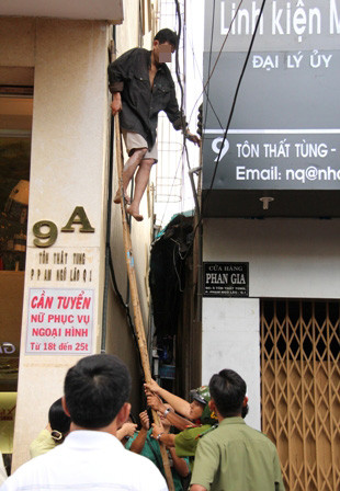 Một tấm đệm hơi loại lớn cũng được bố trí sẵn. Các cơ quan chức năng bắt đầu dùng biện pháp “mạnh” một đầu để cầu thang cho S. tự trèo xuống, đầu bên kia, mộ số lính cứu hộ đang tiếp cận. Một tấm đệm hơi loại lớn cũng được bố trí sẵn. Các cơ quan chức năng bắt đầu dùng biện pháp “mạnh” một đầu để cầu thang cho S. tự trèo xuống, đầu bên kia, mộ số lính cứu hộ đang tiếp cận.