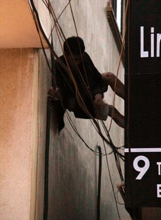 Biện pháp này làm cho nạn nhân buộc phải xuống. Tuy nhiên, qua trình tìm cách xuống dưới, nạn nhân đã bị trượt chân rơi đúng vị trí tấm đệm đã đặt trước đó. Biện pháp này làm cho nạn nhân buộc phải xuống. Tuy nhiên, qua trình tìm cách xuống dưới, nạn nhân đã bị trượt chân rơi đúng vị trí tấm đệm đã đặt trước đó.