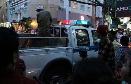 Gần 19h cùng ngày, Nguyễn Thanh S. được đưa về trụ sở công an phường Phạm Ngũ Lão (quận 1) để làm rõ. Gần 19h cùng ngày, Nguyễn Thanh S. được đưa về trụ sở công an phường Phạm Ngũ Lão (quận 1) để làm rõ.