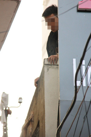 Chiều 3/6, Nguyễn Thanh S. (28 tuổi, Việt kiều Pháp) đã trèo lên lan can tầng 2 của ngôi nhà đang xây dựng (số 9 Tôn Thất Tùng, phường Phạm Ngũ Lão, quận 1, TP.HCM) đòi nhảy lầu tự tử. Chiều 3/6, Nguyễn Thanh S. (28 tuổi, Việt kiều Pháp) đã trèo lên lan can tầng 2 của ngôi nhà đang xây dựng (số 9 Tôn Thất Tùng, phường Phạm Ngũ Lão, quận 1, TP.HCM) đòi nhảy lầu tự tử.