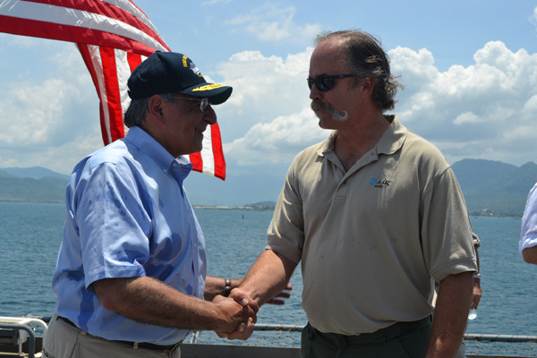 Bắt tay từng thủy thủ trên tàu.