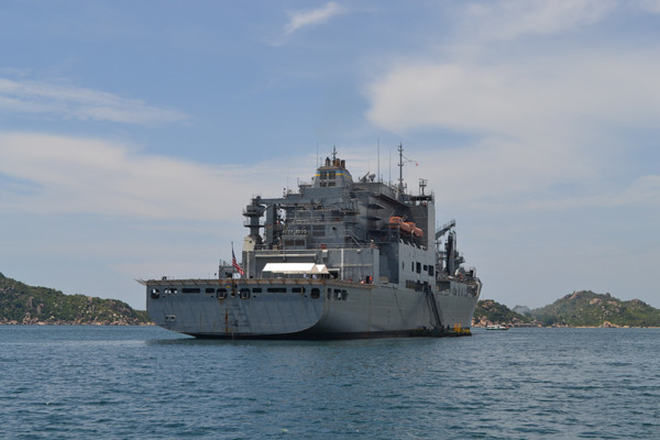 Ông cùng đoàn tùy tùng bay bằng chuyên cơ từ Singapore tới, ngay sau khi diễn đàn Anh ninh châu Á-Thái Bình Dương kết thúc. Trong ảnh là tàu USNS Richard E. Byrd của Mỹ đang sửa chữa tại vịnh Cam Ranh.