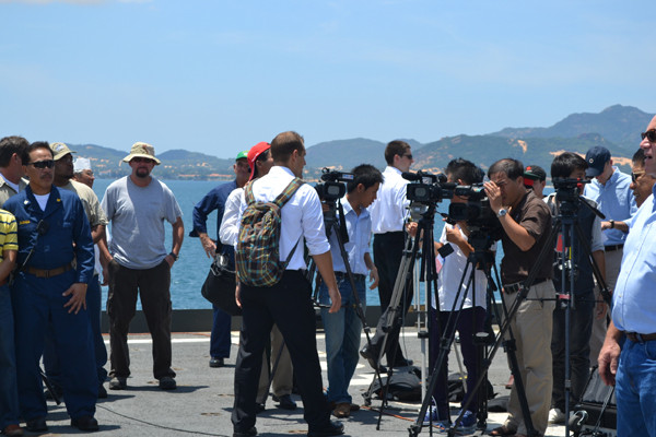 Đúng 10h sáng, chuyên cơ Air Foce đưa ông Panetta cùng đoàn đáp xuống phi trường Cam Ranh. Một chiếc máy bay khác của hàng không Hoa Kỳ - United States of America 31677 cũng đáp xuống sân bay Cam Ranh sau đó không lâu. Có 18 hãng thông tấn nước ngoài và hàng chục phóng viên báo chí Việt Nam đưa tin về sự kiện này.