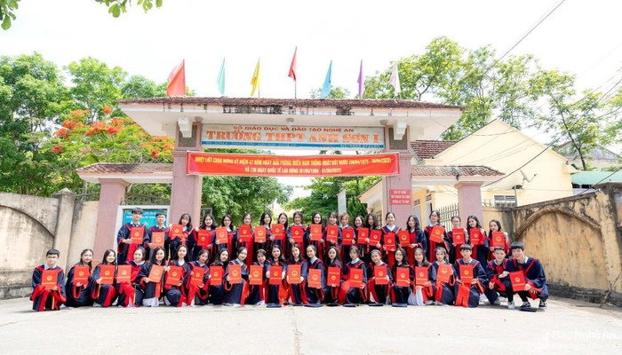 Tập thể lớp 12D1 trường Trung học phổ thông Anh Sơn 1. Ảnh: Báo Nghệ An Tập thể lớp 12D1 trường Trung học phổ thông Anh Sơn 1. Ảnh: Báo Nghệ An