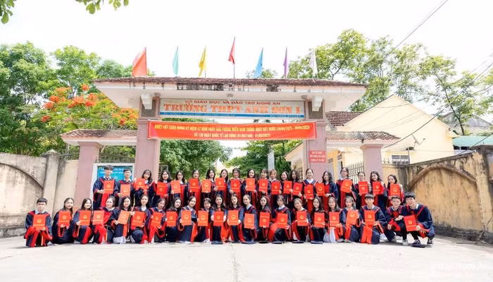 Tập thể lớp 12D1 trường Trung học phổ thông Anh Sơn 1. Ảnh: Báo Nghệ An