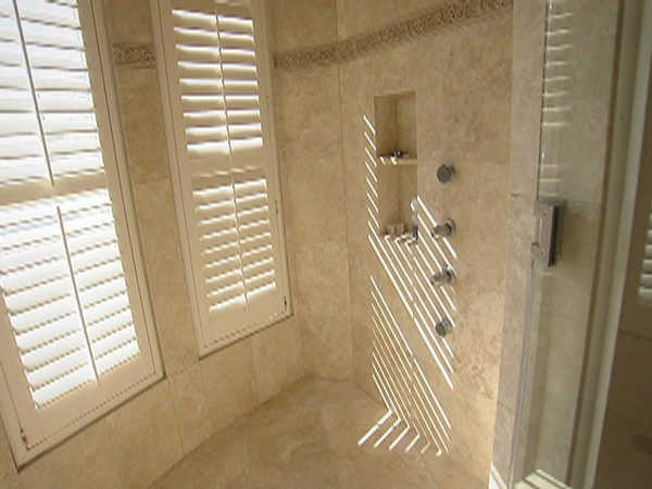 Nước rửa sinh học Chi phí: 5.000 USD Phòng tắm vòi hoa sen này có thể trông đẹp và đầy đủ tính năng nhưng nó phục vụ một mục đích khác. Phòng tắm được trang bị một hệ thống nước rửa sinh học. Trong trường hợp bị tấn công sinh học, sản phẩm này sẽ tẩy tế bào chết và các hóa chất độc hại. Với mức giá không quá đắt thì những người không thuộc tầng lớp giàu có cũng có thể mua được.