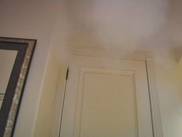 Luồng hơi sương Chi phí: 7.000 - 10.000 USD. Một cách không gây chết người để ngăn chặn một kẻ xâm nhập vào tòa nhà là đặt thiết bị tạo sương mù ở một khu vực hay nhiều khu vực khác nhau trong ngôi nhà. Sau khi kích hoạt, thiết bị sẽ vô hiệu hóa kẻ xâm nhập với một hợp chất gây ngủ hoặc bình xịt hơi cay tẩm được vào sương mù. Thiết bị này là một phần của hệ thống phòng thủ chiến thuật có thể được truy cập từ xa. Ở mức 10.000 USD, đây được xem là giá cả rất phải chăng với giới đại gia.