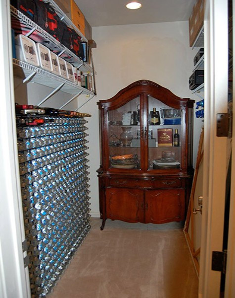 Hầm trú ẩn NBC Căn hầm sẽ bảo vệ bạn khỏi các cuộc tấn công hạt nhân, sinh học và hóa học. Nó nằm sâu 6m dưới lòng đất, có một cánh cửa chống đạn và bom. Nó cũng có tất cả mọi thứ để chủ nhân ngôi nhà có thể tồn tại ít nhất là ba tháng, bao gồm thực phẩm, nước, không khí tốt, thậm chí có cả rượu sâm banh. Chi phí 50.000 USD cho một nơi trú ẩn cơ bản và hàng triệu đô la cho hầm cao cấp hơn. Tuy nhiên, sự khác biệt về giá cả này không phải là do mức độ bảo vệ mà là các tiện nghi có liên quan.