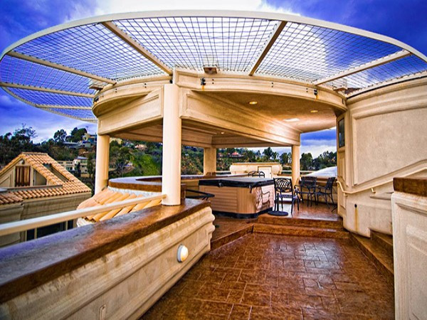 Sân bay trực thăng Chi phí: 60.000 – 100.000 USD. Nếu cần thoát ra khỏi ngôi nhà một cách nhanh chóng, một sân bay trực thăng trên tầng thượng cho phép các máy bay trực thăng có thể hạ cánh để giải thoát cho các tỷ phú. Đối với những khu vực hay xảy ra động đất thì sắm một sân bay trực thăng là điều vô cùng quan trọng. Bởi khi một thảm họa tự nhiên xảy đến làm hư hỏng đường xá thì máy bay sẽ là phương tiện hiệu quả nhất để cứu người. Hơn nữa, sân bay được trang bị một trụ nước cứu hoả có thể kết nối với một máy bay trực thăng cứu hỏa để giúp nó chống cháy.