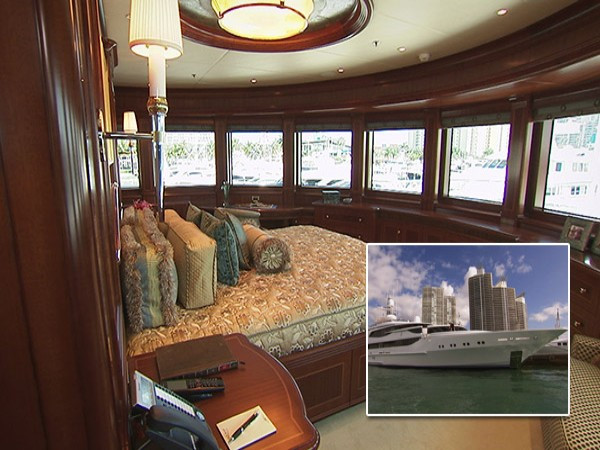 "Pháo đài nổi" Chi phí: 250.000 - 500.000 USD. Các du thuyền đắt tiền và các chủ sở hữu giàu có của chúng thường là mục tiêu chính cho cướp biển và khủng bố. Có rất nhiều lựa chọn để biến các đồ chơi đắt tiền của họ vào pháo đài an toàn. Du thuyền cũng được trang bị các thiết bị chống đạn, bom… như một ngôi nhà bình thường. Các tỷ phú nên sắm thiết bị an ninh này bởi theo hồ sơ của Hải quân Mỹ, năm 2011 đã có bốn chiếc du thuyền bị tấn công bởi cướp biển.