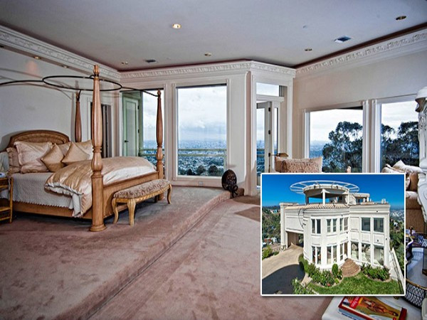 Thiết bị an toàn Chi phí: 150.000 USD. Gần đây, giới siêu giàu thường sắm các thiết bị an toàn bên trong dinh thự của họ. Bằng cách cài đặt chống đạn, chống bom ở cửa, tường, trần và sàn nhà, toàn bộ một khu vực của ngôi nhà bao gồm phòng ngủ và phòng tắm sẽ trở nên an toàn hơn bao giờ hết. Al Corbi, Chủ tịch công ty Safe, một công ty thiết kế bảo mật cho giới siêu giàu, cho biết: "Mặc dù bạn không thấy bất kỳ dấu hiệu bảo mật nhưng đó là một pháo đài".