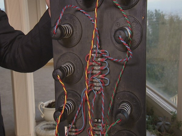 Đạn súng săn Nhìn thiết bị này có thể không giống như vũ khí nhưng nó thực sự là một vũ khí chết người. Ẩn đằng sau bức tường và trần nhà là 15 viên đạn súng săn đã được kích hoạt. Vũ khí này có thể được triển khai từ xa, và đòi hỏi một loạt các xác thực trước khi bắn.