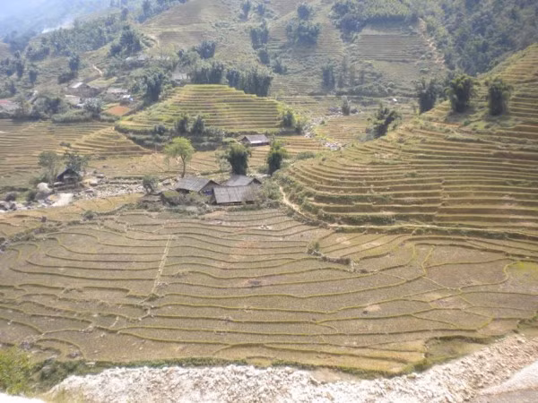 Trang trại và nhà cửa thường được dựng trong các thung lũng gần sông. Trang trại và nhà cửa thường được dựng trong các thung lũng gần sông.