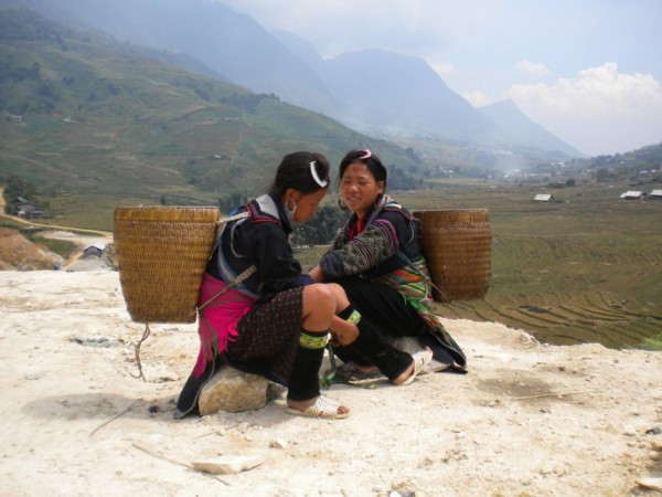 Phút nghỉ ngơi của các cô gái trên đoạn đường dài. Phút nghỉ ngơi của các cô gái trên đoạn đường dài.