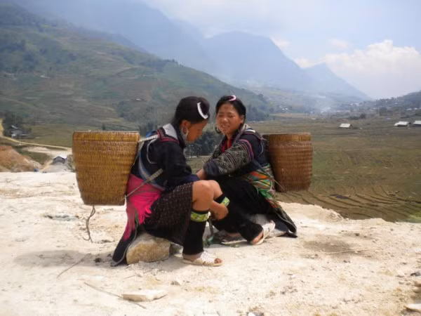 Phút nghỉ ngơi của các cô gái trên đoạn đường dài. Phút nghỉ ngơi của các cô gái trên đoạn đường dài.