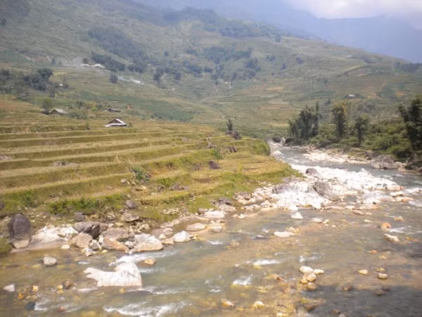 Con suối nhỏ này là nơi cung cấp nước cho đồng bào dân tộc thiểu số ở đây. Con suối nhỏ này là nơi cung cấp nước cho đồng bào dân tộc thiểu số ở đây.