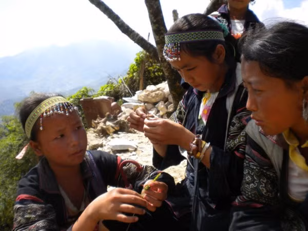 Các em khéo tay thì làm đồ trang sức nhỏ để bán cho du khách đi qua làng của mình. Các em khéo tay thì làm đồ trang sức nhỏ để bán cho du khách đi qua làng của mình.