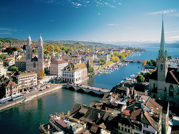 6. Zurich (Thụy Sĩ) Giá thuê nhà theo tháng (2 phòng ngủ): 3.614 USD Một cốc cà phê: 6,02 USD Một Gallon xăng: 7,38 USD Nhật báo quốc tế: 4,38 USD Đồ ăn nhanh: 12,59 USD Zurich là một địa điểm hấp dẫn cho các công ty quốc tế tìm cách đầu tư do mức thuế suất rất thấp. Người nước ngoài cũng bị thu hút, bởi Zurich là thành phố có chất lượng cuộc sống cao. Thành phố đứng thứ ba trên thế giới về giáo dục, thuế và an ninh chính là động cơ cho để nhiều người mua nhà ở đây. 6. Zurich (Thụy Sĩ) Giá thuê nhà theo tháng (2 phòng ngủ): 3.614 USD Một cốc cà phê: 6,02 USD Một Gallon xăng: 7,38 USD Nhật báo quốc tế: 4,38 USD Đồ ăn nhanh: 12,59 USD Zurich là một địa điểm hấp dẫn cho các công ty quốc tế tìm cách đầu tư do mức thuế suất rất thấp. Người nước ngoài cũng bị thu hút, bởi Zurich là thành phố có chất lượng cuộc sống cao. Thành phố đứng thứ ba trên thế giới về giáo dục, thuế và an ninh chính là động cơ cho để nhiều người mua nhà ở đây.