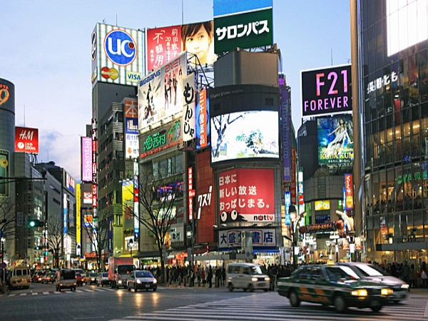 1. Tokyo (Nhật Bản) Giá thuê nhà theo tháng (2 phòng ngủ): 4.848 USD Một cốc cà phê: 8,29 USD Một Gallon xăng: 7,34 USD Nhật báo quốc tế: 6,38 USD Đồ ăn nhanh: 8,29 USD Tokyo là nơi đắt nhất trên thế giới cho người nước ngoài và là một trong ba thành phố Nhật Bản lọt vào danh sách top 10 năm nay. Là trung tâm kinh tế quan trọng nhất của Nhật Bản , Tokyo là nơi hấp dẫn nhất để người nước ngoài đến sinh sống. Chi phí của các hàng hoá khác như một tách cà phê, nhiên liệu, đồ ăn nhanh đã tăng lên trong năm qua. 1. Tokyo (Nhật Bản) Giá thuê nhà theo tháng (2 phòng ngủ): 4.848 USD Một cốc cà phê: 8,29 USD Một Gallon xăng: 7,34 USD Nhật báo quốc tế: 6,38 USD Đồ ăn nhanh: 8,29 USD Tokyo là nơi đắt nhất trên thế giới cho người nước ngoài và là một trong ba thành phố Nhật Bản lọt vào danh sách top 10 năm nay. Là trung tâm kinh tế quan trọng nhất của Nhật Bản , Tokyo là nơi hấp dẫn nhất để người nước ngoài đến sinh sống. Chi phí của các hàng hoá khác như một tách cà phê, nhiên liệu, đồ ăn nhanh đã tăng lên trong năm qua.