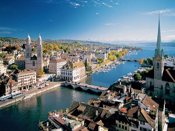 6. Zurich (Thụy Sĩ) Giá thuê nhà theo tháng (2 phòng ngủ): 3.614 USD Một cốc cà phê: 6,02 USD Một Gallon xăng: 7,38 USD Nhật báo quốc tế: 4,38 USD Đồ ăn nhanh: 12,59 USD Zurich là một địa điểm hấp dẫn cho các công ty quốc tế tìm cách đầu tư do mức thuế suất rất thấp. Người nước ngoài cũng bị thu hút, bởi Zurich là thành phố có chất lượng cuộc sống cao. Thành phố đứng thứ ba trên thế giới về giáo dục, thuế và an ninh chính là động cơ cho để nhiều người mua nhà ở đây. 6. Zurich (Thụy Sĩ) Giá thuê nhà theo tháng (2 phòng ngủ): 3.614 USD Một cốc cà phê: 6,02 USD Một Gallon xăng: 7,38 USD Nhật báo quốc tế: 4,38 USD Đồ ăn nhanh: 12,59 USD Zurich là một địa điểm hấp dẫn cho các công ty quốc tế tìm cách đầu tư do mức thuế suất rất thấp. Người nước ngoài cũng bị thu hút, bởi Zurich là thành phố có chất lượng cuộc sống cao. Thành phố đứng thứ ba trên thế giới về giáo dục, thuế và an ninh chính là động cơ cho để nhiều người mua nhà ở đây.