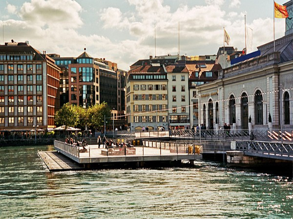 5. Geneva (Thụy Sĩ) Giá thuê nhà theo tháng (2 phòng ngủ): 4.818 USD Một cốc cà phê: 6,57 USD Một Gallon xăng: 7,46 USD Nhật báo quốc tế: 4,38 USD Đồ ăn nhanh: 12,59 USD Geneva đã được xếp hạng là nơi đắt đỏ thứ năm trên thế giới trong ba năm qua. Geneva là nơi có trụ sở của 20 tổ chức quốc tế như Liên Hiệp Quốc, Tổ chức Thương mại Thế giới, Hội Chữ thập đỏ, làm cho người nước ngoài sinh sống ở đây rất nhiều. Geneva cũng là nơi có các trường tư đắt nhất thế giới và được cho là có một hệ thống giáo dục tốt nhất. Đó là lý do khiến chi phí sinh hoạt gia đình tiếp tục tăng lên. 5. Geneva (Thụy Sĩ) Giá thuê nhà theo tháng (2 phòng ngủ): 4.818 USD Một cốc cà phê: 6,57 USD Một Gallon xăng: 7,46 USD Nhật báo quốc tế: 4,38 USD Đồ ăn nhanh: 12,59 USD Geneva đã được xếp hạng là nơi đắt đỏ thứ năm trên thế giới trong ba năm qua. Geneva là nơi có trụ sở của 20 tổ chức quốc tế như Liên Hiệp Quốc, Tổ chức Thương mại Thế giới, Hội Chữ thập đỏ, làm cho người nước ngoài sinh sống ở đây rất nhiều. Geneva cũng là nơi có các trường tư đắt nhất thế giới và được cho là có một hệ thống giáo dục tốt nhất. Đó là lý do khiến chi phí sinh hoạt gia đình tiếp tục tăng lên.