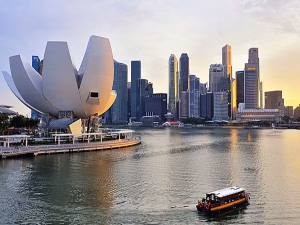 7. Singapore Giá thuê nhà theo tháng (2 phòng ngủ): 3.588 USD Một cốc cà phê: 5,18 USD Một Gallon xăng: 6,55 USD Nhật báo quốc tế: 3,59 USD Đồ ăn nhanh: 5,66 USD Singapore, cũng như các trung tâm tài chính châu Á khác, đang đón nhận một dòng chảy lớn của người nước ngoài đến sinh sống, đã đẩy chi phí của nhà ở và các chi phí sinh hoạt khác tăng lên. Singapore cũng là nơi cực kỳ đắt tiền để sở hữu một chiếc xe hơi. Một xe Toyota Vios cỡ nhỏ có chi phí trung bình 85.700 USD bao gồm cả giấy phép. Người nước ngoài ở Singapore được hưởng lương cao nhất châu Á, trung bình hơn 200.000 USD (năm 2011), nên họ sẵn sàng chi trả chi phí sống dù nó có tăng cao. 7. Singapore Giá thuê nhà theo tháng (2 phòng ngủ): 3.588 USD Một cốc cà phê: 5,18 USD Một Gallon xăng: 6,55 USD Nhật báo quốc tế: 3,59 USD Đồ ăn nhanh: 5,66 USD Singapore, cũng như các trung tâm tài chính châu Á khác, đang đón nhận một dòng chảy lớn của người nước ngoài đến sinh sống, đã đẩy chi phí của nhà ở và các chi phí sinh hoạt khác tăng lên. Singapore cũng là nơi cực kỳ đắt tiền để sở hữu một chiếc xe hơi. Một xe Toyota Vios cỡ nhỏ có chi phí trung bình 85.700 USD bao gồm cả giấy phép. Người nước ngoài ở Singapore được hưởng lương cao nhất châu Á, trung bình hơn 200.000 USD (năm 2011), nên họ sẵn sàng chi trả chi phí sống dù nó có tăng cao.