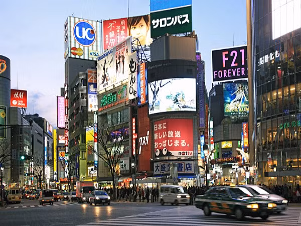 1. Tokyo (Nhật Bản) Giá thuê nhà theo tháng (2 phòng ngủ): 4.848 USD Một cốc cà phê: 8,29 USD Một Gallon xăng: 7,34 USD Nhật báo quốc tế: 6,38 USD Đồ ăn nhanh: 8,29 USD Tokyo là nơi đắt nhất trên thế giới cho người nước ngoài và là một trong ba thành phố Nhật Bản lọt vào danh sách top 10 năm nay. Là trung tâm kinh tế quan trọng nhất của Nhật Bản , Tokyo là nơi hấp dẫn nhất để người nước ngoài đến sinh sống. Chi phí của các hàng hoá khác như một tách cà phê, nhiên liệu, đồ ăn nhanh đã tăng lên trong năm qua. 1. Tokyo (Nhật Bản) Giá thuê nhà theo tháng (2 phòng ngủ): 4.848 USD Một cốc cà phê: 8,29 USD Một Gallon xăng: 7,34 USD Nhật báo quốc tế: 6,38 USD Đồ ăn nhanh: 8,29 USD Tokyo là nơi đắt nhất trên thế giới cho người nước ngoài và là một trong ba thành phố Nhật Bản lọt vào danh sách top 10 năm nay. Là trung tâm kinh tế quan trọng nhất của Nhật Bản , Tokyo là nơi hấp dẫn nhất để người nước ngoài đến sinh sống. Chi phí của các hàng hoá khác như một tách cà phê, nhiên liệu, đồ ăn nhanh đã tăng lên trong năm qua.