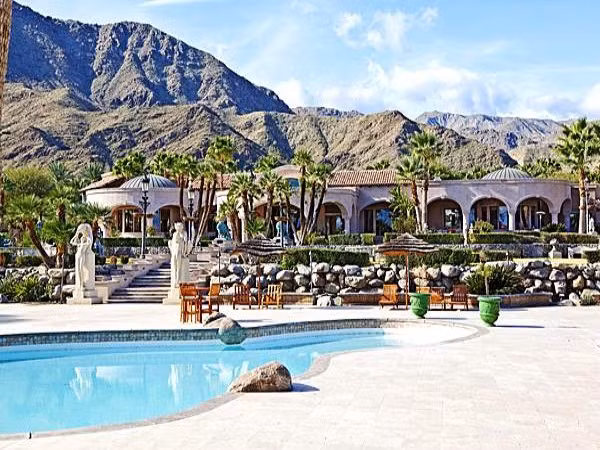 Ngoài ra, Ellison còn bỏ ra những 42,9 triệu USD để mua tòa biệt thự rộng 249 mẫu Anh có tên là Porcupine Creek (California, Mỹ). Tòa biệt thự được bao quanh bởi núi đồi xanh tươi, bao gồm cả phòng gym, phòng spa, 16 phòng ngủ và một sân golf tư nhân 19 lỗ. Các đồ nội thất bên trong tòa nhà được thiết kế mang phong cách thời trung cổ vô cùng sang trọng.