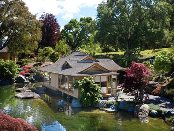 Đầu tiên phải kể đến căn biệt thự khổng lồ rộng 9,3 ha tại vùng Woodside (California, Mỹ) được Ellison mua vào năm 1995 với giá 12 triệu USD. Nhưng ông đã dành hơn 70 triệu USD để tân trang lại và biến nó thành một cung điện hoàng gia Nhật Bản hồi thế kỷ 16 gồm 9 khu nhà riêng biệt với 7 phòng ngủ, một phòng trà truyền thống, nhà tắm, vườn tược, hồ cá voi và thác nước nhân tạo. Ước tính, giá trị hiện nay của nó lên đến 110 triệu USD. Đầu tiên phải kể đến căn biệt thự khổng lồ rộng 9,3 ha tại vùng Woodside (California, Mỹ) được Ellison mua vào năm 1995 với giá 12 triệu USD. Nhưng ông đã dành hơn 70 triệu USD để tân trang lại và biến nó thành một cung điện hoàng gia Nhật Bản hồi thế kỷ 16 gồm 9 khu nhà riêng biệt với 7 phòng ngủ, một phòng trà truyền thống, nhà tắm, vườn tược, hồ cá voi và thác nước nhân tạo. Ước tính, giá trị hiện nay của nó lên đến 110 triệu USD.