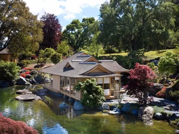 Đầu tiên phải kể đến căn biệt thự khổng lồ rộng 9,3 ha tại vùng Woodside (California, Mỹ) được Ellison mua vào năm 1995 với giá 12 triệu USD. Nhưng ông đã dành hơn 70 triệu USD để tân trang lại và biến nó thành một cung điện hoàng gia Nhật Bản hồi thế kỷ 16 gồm 9 khu nhà riêng biệt với 7 phòng ngủ, một phòng trà truyền thống, nhà tắm, vườn tược, hồ cá voi và thác nước nhân tạo. Ước tính, giá trị hiện nay của nó lên đến 110 triệu USD.