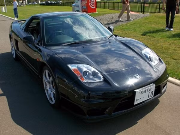 Ellison nổi tiếng với việc sở hữu rất nhiều chiếc xe hơi đắt tiền và hiếm, như chiếc Acura NSX này. Nó có giá khoảng 55.000 USD.