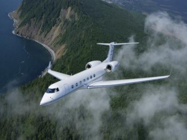 Larry Ellison cũng là một phi công. Ông sở hữu một chiếc Gulfstream V. Máy bay phản lực này đứng đầu danh sách những món đồ yêu thích của ông vì nó cung cấp đầy đủ bộ điều khiển bằng tay. Ellison đã bỏ ra khoảng 41 triệu USD để tậu chiếc hiện đại nhất. Larry Ellison cũng là một phi công. Ông sở hữu một chiếc Gulfstream V. Máy bay phản lực này đứng đầu danh sách những món đồ yêu thích của ông vì nó cung cấp đầy đủ bộ điều khiển bằng tay. Ellison đã bỏ ra khoảng 41 triệu USD để tậu chiếc hiện đại nhất.