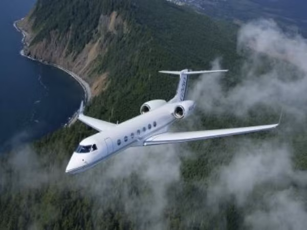 Larry Ellison cũng là một phi công. Ông sở hữu một chiếc Gulfstream V. Máy bay phản lực này đứng đầu danh sách những món đồ yêu thích của ông vì nó cung cấp đầy đủ bộ điều khiển bằng tay. Ellison đã bỏ ra khoảng 41 triệu USD để tậu chiếc hiện đại nhất.