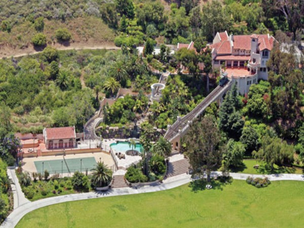 Tỷ phú Ellison có rất nhiều khu bất động sản bên bờ biển ở California. Ông thích mua đất hơn là mua nhà, sau đó xây dựng những gì mình muốn. Trong năm 2003, tỷ phú Ellison cũng tậu về cho mình một ngôi ngà ở Malibu (California, Mỹ) với giá 20 triệu USD từ nhà sản xuất âm nhạc David Foster. Khu bất động sản này bao gồm nhà nghỉ, hồ bơi, sân tennis và nhiều thứ xa xỉ khác. Đặc biệt hơn cả, để đi xuống hồ bơi không còn cách nào khác là phải di chuyển bằng một hệ thống cáp treo khép kín. Tỷ phú Ellison có rất nhiều khu bất động sản bên bờ biển ở California. Ông thích mua đất hơn là mua nhà, sau đó xây dựng những gì mình muốn. Trong năm 2003, tỷ phú Ellison cũng tậu về cho mình một ngôi ngà ở Malibu (California, Mỹ) với giá 20 triệu USD từ nhà sản xuất âm nhạc David Foster. Khu bất động sản này bao gồm nhà nghỉ, hồ bơi, sân tennis và nhiều thứ xa xỉ khác. Đặc biệt hơn cả, để đi xuống hồ bơi không còn cách nào khác là phải di chuyển bằng một hệ thống cáp treo khép kín.