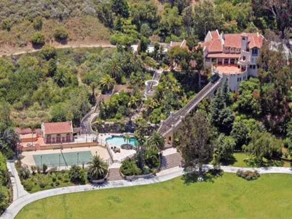 Tỷ phú Ellison có rất nhiều khu bất động sản bên bờ biển ở California. Ông thích mua đất hơn là mua nhà, sau đó xây dựng những gì mình muốn. Trong năm 2003, tỷ phú Ellison cũng tậu về cho mình một ngôi ngà ở Malibu (California, Mỹ) với giá 20 triệu USD từ nhà sản xuất âm nhạc David Foster. Khu bất động sản này bao gồm nhà nghỉ, hồ bơi, sân tennis và nhiều thứ xa xỉ khác. Đặc biệt hơn cả, để đi xuống hồ bơi không còn cách nào khác là phải di chuyển bằng một hệ thống cáp treo khép kín.