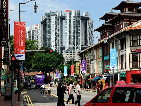 4. Singapore Mức tăng giá trong 5 năm qua: 50,5% Singapore là thị trường bất động sản đắt nhất trong khu vực Đông Nam Á. Trong quý IV năm 2011, giá trung bình của một BĐS là 25.600 USD cho mỗi mét vuông hoặc 2.600 USD cho mỗi foot vuông. Năm ngoái, Singapore cũng được xếp thứ ba ở châu Á về giá cho thuê căn hộ cao cấp, chỉ đứng sau Hồng Kông và Tokyo. Lãi suất thấp cùng làn sóng người nước ngoài ồ ạt đến định cư trong vài năm gần đây đã khiến nhu cầu nhà ở tăng vọt. Để giảm sức nóng của thị trường, chính phủ đã quyết định đánh thuế 10% khi người nước ngoài mua BĐS ở Singapore. 4. Singapore Mức tăng giá trong 5 năm qua: 50,5% Singapore là thị trường bất động sản đắt nhất trong khu vực Đông Nam Á. Trong quý IV năm 2011, giá trung bình của một BĐS là 25.600 USD cho mỗi mét vuông hoặc 2.600 USD cho mỗi foot vuông. Năm ngoái, Singapore cũng được xếp thứ ba ở châu Á về giá cho thuê căn hộ cao cấp, chỉ đứng sau Hồng Kông và Tokyo. Lãi suất thấp cùng làn sóng người nước ngoài ồ ạt đến định cư trong vài năm gần đây đã khiến nhu cầu nhà ở tăng vọt. Để giảm sức nóng của thị trường, chính phủ đã quyết định đánh thuế 10% khi người nước ngoài mua BĐS ở Singapore.