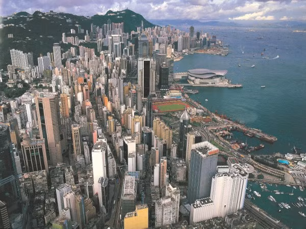 2. Hồng Kông Mức tăng giá trong 5 năm qua: 93,7% Bất động sản ở Hồng Kông đắt thứ hai thế giới. Là một trung tâm tài chính lớn toàn cầu, năm ngoái, Hồng Kông đã vượt qua London trở thành thị trường cho thuê văn phòng đắt nhất thế giới. Trong quý IV năm 2011, giá trung bình của một ngôi nhà trong khu vực chính là khoảng 47.500 USD cho mỗi mét vuông hoặc 4.400 USD cho mỗi feet vuông, cao thứ tư thế giới. Sự giàu có ngày càng tăng của Trung Quốc đại lục, cùng với việc hạn chế sở hữu BĐS của Trung Quốc đã dẫn đến dòng người ồ ạt mua BĐS ở Hồng Kông trong những năm gần đây. Các cuộc biểu tình từ người dân địa phương về giá cao và người nước ngoài sở hữu quá nhiều BĐS đã khiến Cơ quan tiền tệ Hồng Kông yêu cầu người có thu nhập chủ yếu không phải ở Hồng Kông phải trả thêm 10% trong hóa đơn thanh toán khi mua một ngôi nhà. 2. Hồng Kông Mức tăng giá trong 5 năm qua: 93,7% Bất động sản ở Hồng Kông đắt thứ hai thế giới. Là một trung tâm tài chính lớn toàn cầu, năm ngoái, Hồng Kông đã vượt qua London trở thành thị trường cho thuê văn phòng đắt nhất thế giới. Trong quý IV năm 2011, giá trung bình của một ngôi nhà trong khu vực chính là khoảng 47.500 USD cho mỗi mét vuông hoặc 4.400 USD cho mỗi feet vuông, cao thứ tư thế giới. Sự giàu có ngày càng tăng của Trung Quốc đại lục, cùng với việc hạn chế sở hữu BĐS của Trung Quốc đã dẫn đến dòng người ồ ạt mua BĐS ở Hồng Kông trong những năm gần đây. Các cuộc biểu tình từ người dân địa phương về giá cao và người nước ngoài sở hữu quá nhiều BĐS đã khiến Cơ quan tiền tệ Hồng Kông yêu cầu người có thu nhập chủ yếu không phải ở Hồng Kông phải trả thêm 10% trong hóa đơn thanh toán khi mua một ngôi nhà.