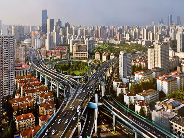 1. Trung Quốc Mức tăng giá trong 5 năm qua: 110,9% Trung Quốc là thị trường bất động sản nóng nhất của thế giới. Giá nhà đất ở các thành phố lớn như Bắc Kinh và Thượng Hải đã tăng hơn 110% trong 5 năm qua. Trong quý IV năm 2011, một ngôi nhà ở trung tâm Thượng Hải có giá 19.400 USD cho mỗi mét vuông hoặc 1.800 USD cho mỗi foot vuông. Tại Bắc Kinh, một ngôi nhà có giá trung bình 17.400 USD cho mỗi mét vuông hoặc 1.600 USD cho mỗi foot vuông. Những lo ngại về một bong bóng BĐS sẽ bị nổ đã khiến chính phủ phải chi tiêu nhiều trong hai năm qua để kiềm chế giá nhà, bằng cách hạn chế mua nhà nhiều, tăng lãi suất. Điều này đã giúp cho giá nhà giảm 0,1% trong tháng 2/2012. Tuy nhiên, giá nhà của đất nước này vẫn còn quá cao so với mức hợp lý. 1. Trung Quốc Mức tăng giá trong 5 năm qua: 110,9% Trung Quốc là thị trường bất động sản nóng nhất của thế giới. Giá nhà đất ở các thành phố lớn như Bắc Kinh và Thượng Hải đã tăng hơn 110% trong 5 năm qua. Trong quý IV năm 2011, một ngôi nhà ở trung tâm Thượng Hải có giá 19.400 USD cho mỗi mét vuông hoặc 1.800 USD cho mỗi foot vuông. Tại Bắc Kinh, một ngôi nhà có giá trung bình 17.400 USD cho mỗi mét vuông hoặc 1.600 USD cho mỗi foot vuông. Những lo ngại về một bong bóng BĐS sẽ bị nổ đã khiến chính phủ phải chi tiêu nhiều trong hai năm qua để kiềm chế giá nhà, bằng cách hạn chế mua nhà nhiều, tăng lãi suất. Điều này đã giúp cho giá nhà giảm 0,1% trong tháng 2/2012. Tuy nhiên, giá nhà của đất nước này vẫn còn quá cao so với mức hợp lý.