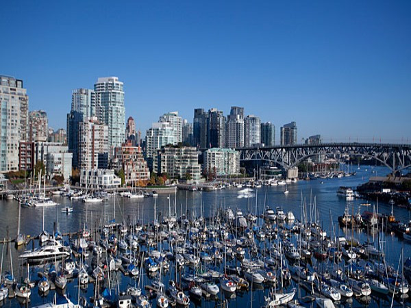 7. Canada Mức tăng giá trong 5 năm qua: 28.7% Không giống như nước láng giềng Mỹ, nơi mà thị trường nhà đất vẫn chưa thể phục hồi từ sau cuộc khủng hoảng tài chính toàn cầu 2008, thị trường nhà đất của Canada đã ở lại mạnh mẽ trong vài năm qua. Thị trường bất động sản đắt nhất của Canada là Vancouver. Ở Vancouver, giá trung bình cho một khu BĐS là 734.207 USD (tháng 12/2011), cao hơn so với trung bình toàn quốc 358.261 USD. 7. Canada Mức tăng giá trong 5 năm qua: 28.7% Không giống như nước láng giềng Mỹ, nơi mà thị trường nhà đất vẫn chưa thể phục hồi từ sau cuộc khủng hoảng tài chính toàn cầu 2008, thị trường nhà đất của Canada đã ở lại mạnh mẽ trong vài năm qua. Thị trường bất động sản đắt nhất của Canada là Vancouver. Ở Vancouver, giá trung bình cho một khu BĐS là 734.207 USD (tháng 12/2011), cao hơn so với trung bình toàn quốc 358.261 USD.