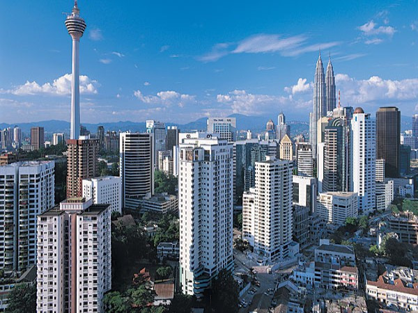 9. Malaysia Mức tăng giá trong 5 năm qua: 28,5% Trong một nỗ lực để kiềm chế giá nhà leo thang tại Malaysia, chính phủ đang xem xét tăng gấp đôi giá nhập cảnh cho người nước ngoài mua bất động sản ở nước này. Trong quý III năm ngoái, giá nhà tăng 6,6% so với cùng kỳ một năm trước. Năm 2011, giá nhà ở Kuala Lumpur vào khoảng 5.000 USD cho mỗi mét vuông hoặc 500 USD cho mỗi foot vuông. Cũng trong năm ngoái, 11 tòa chung cư cao cấp đã được hoàn thiện ở Kuala Lumpur, cung cấp thêm 29.364 căn hộ. Năm 2012 dự kiến sẽ có 2.599 căn hộ nữa được hoàn thành. 9. Malaysia Mức tăng giá trong 5 năm qua: 28,5% Trong một nỗ lực để kiềm chế giá nhà leo thang tại Malaysia, chính phủ đang xem xét tăng gấp đôi giá nhập cảnh cho người nước ngoài mua bất động sản ở nước này. Trong quý III năm ngoái, giá nhà tăng 6,6% so với cùng kỳ một năm trước. Năm 2011, giá nhà ở Kuala Lumpur vào khoảng 5.000 USD cho mỗi mét vuông hoặc 500 USD cho mỗi foot vuông. Cũng trong năm ngoái, 11 tòa chung cư cao cấp đã được hoàn thiện ở Kuala Lumpur, cung cấp thêm 29.364 căn hộ. Năm 2012 dự kiến sẽ có 2.599 căn hộ nữa được hoàn thành.